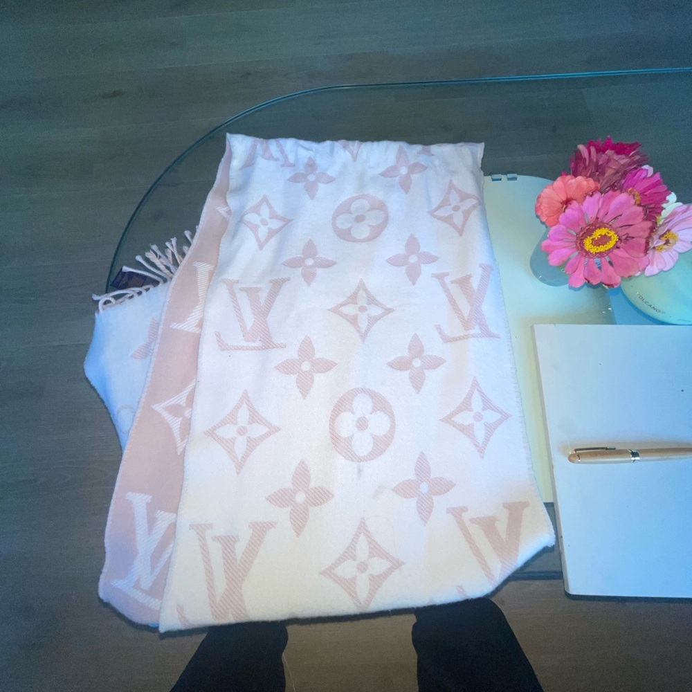 Louis Vuitton Soft Pink and White Monogram Scarf - Picture 2 of 7